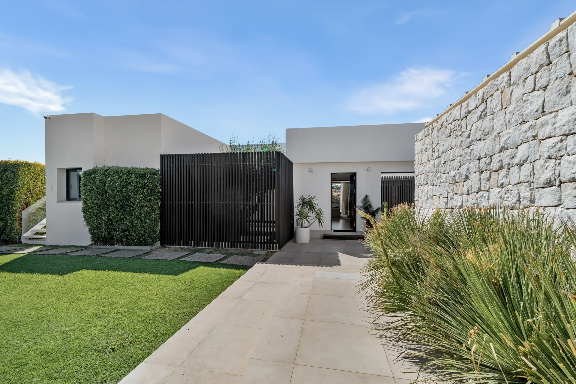 Contemporary Frontline Golf Villa in Nueva Andalucía — photo 35