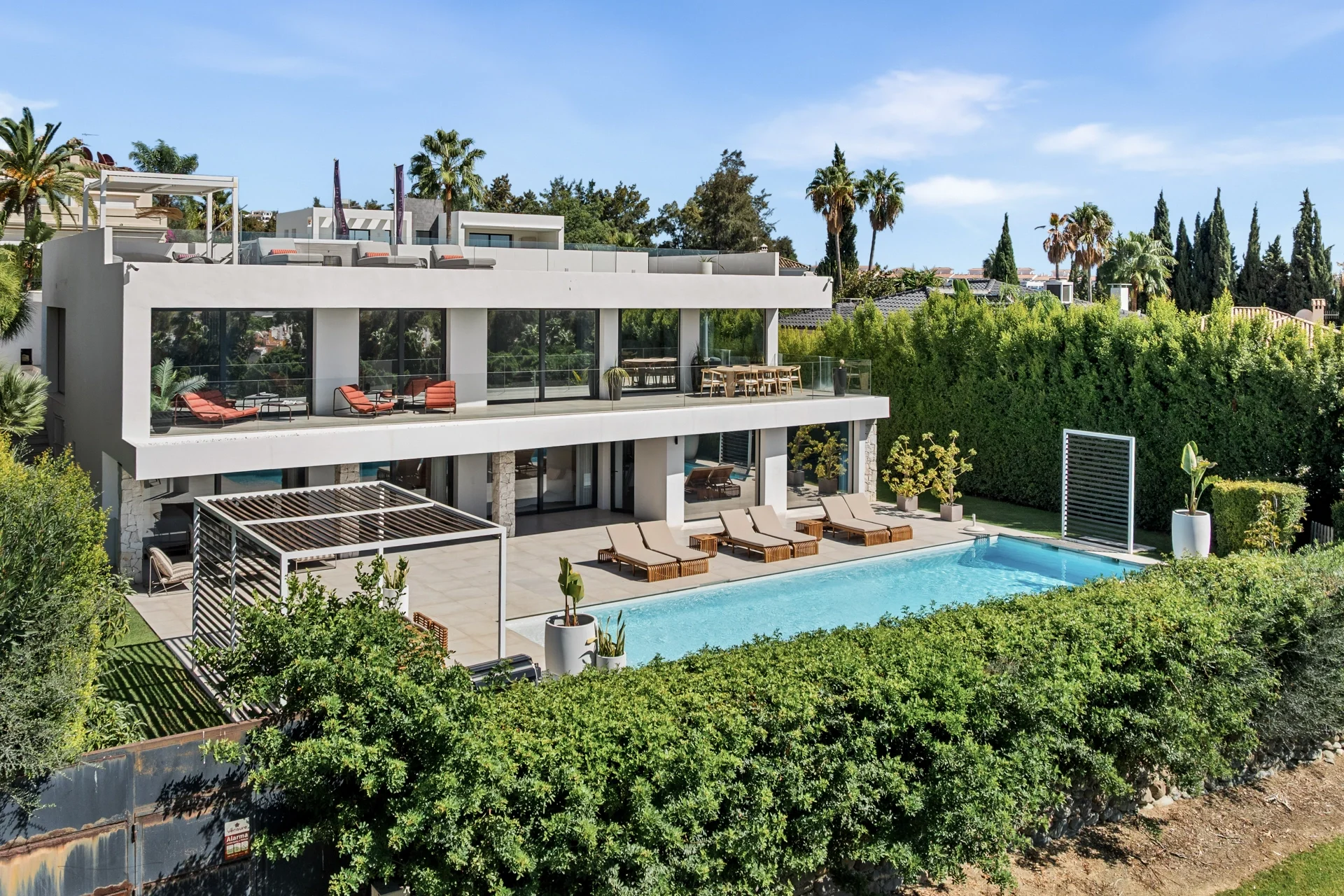 Contemporary Frontline Golf Villa in Nueva Andalucía — photo 2