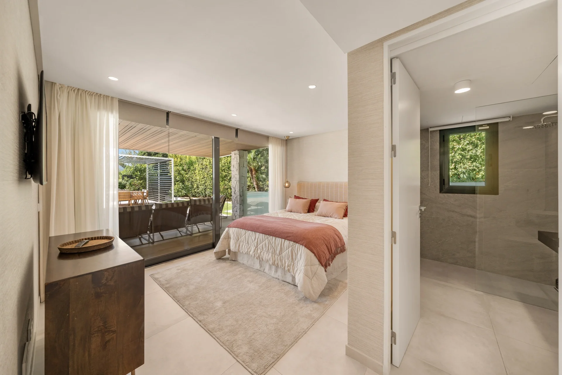 Contemporary Frontline Golf Villa in Nueva Andalucía — photo 12
