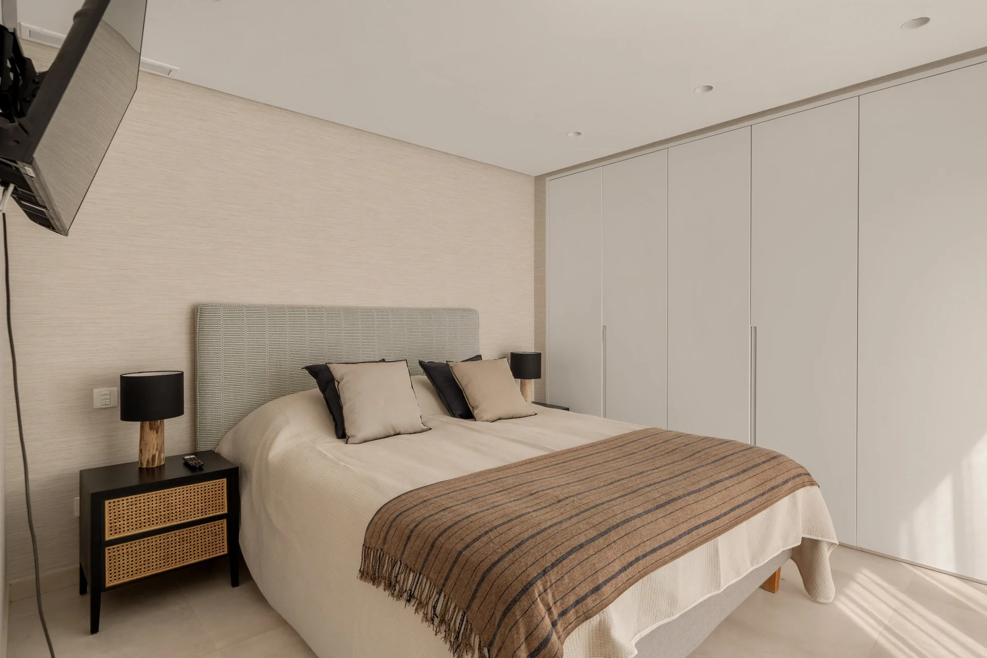 Contemporary Frontline Golf Villa in Nueva Andalucía — photo 7