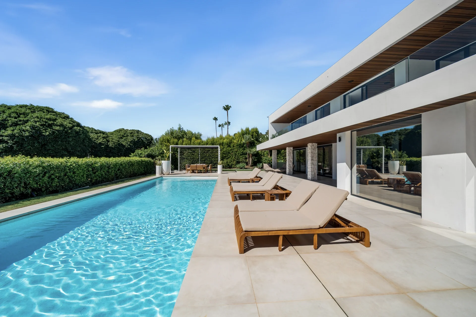 Contemporary Frontline Golf Villa in Nueva Andalucía