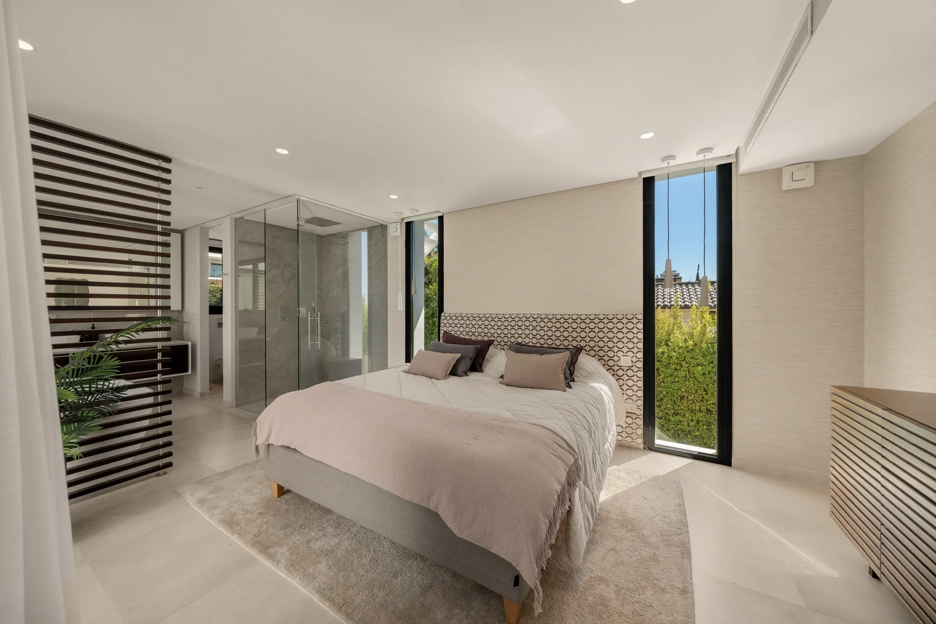 Contemporary Frontline Golf Villa in Nueva Andalucía — photo 28