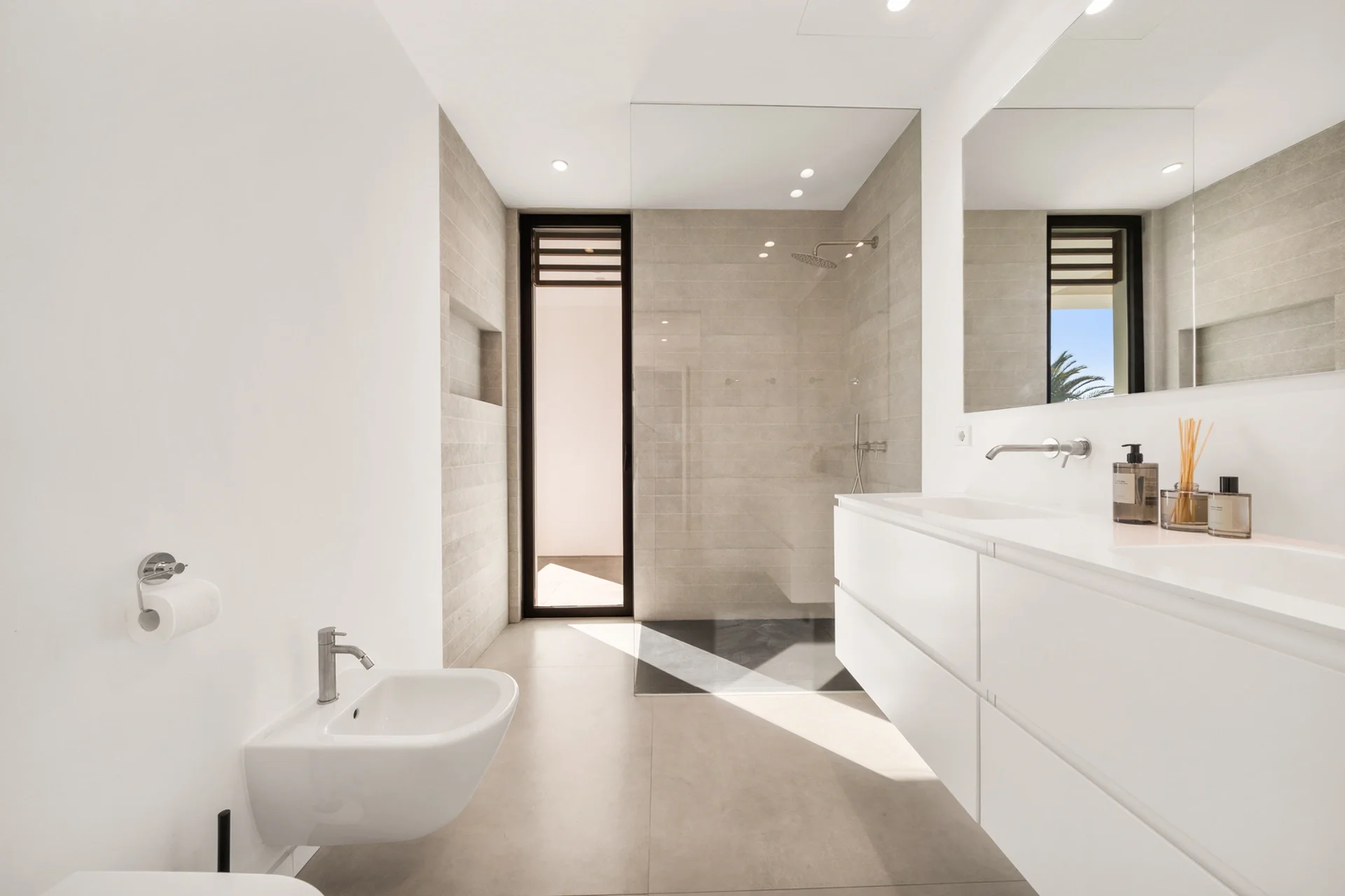 Contemporary Beachfront Villa with Panoramic Sea Views on the New Golden Mile — photo 21