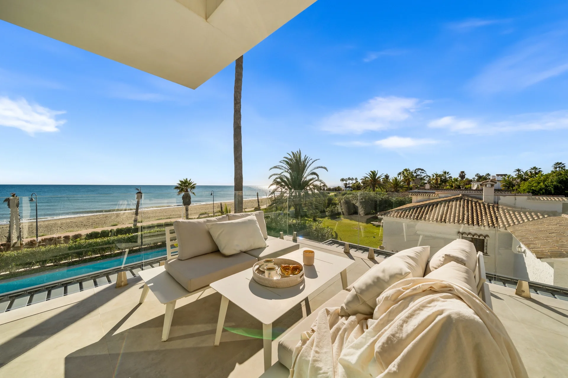 Contemporary Beachfront Villa with Panoramic Sea Views on the New Golden Mile — photo 11