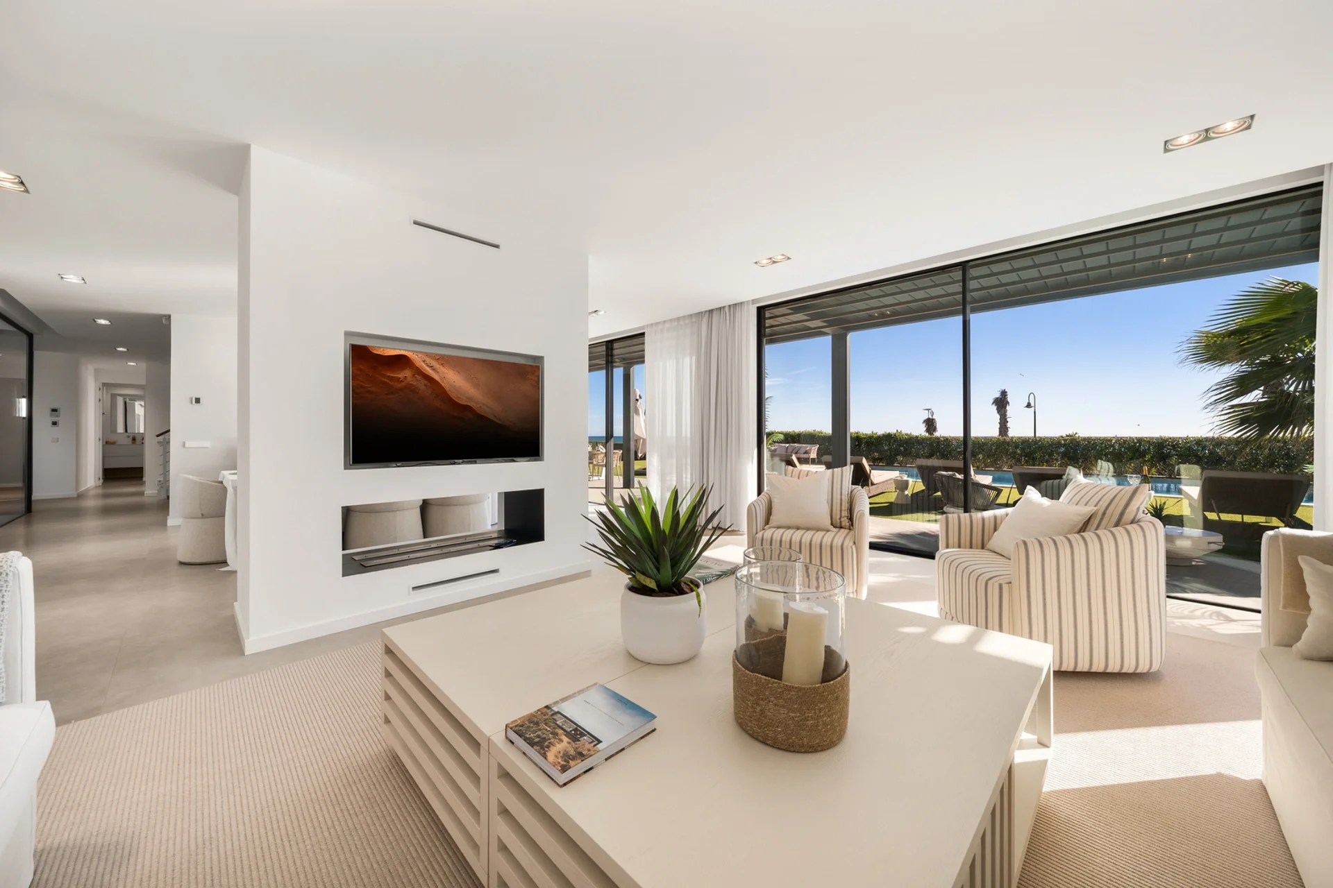 Contemporary Beachfront Villa with Panoramic Sea Views on the New Golden Mile — photo 3