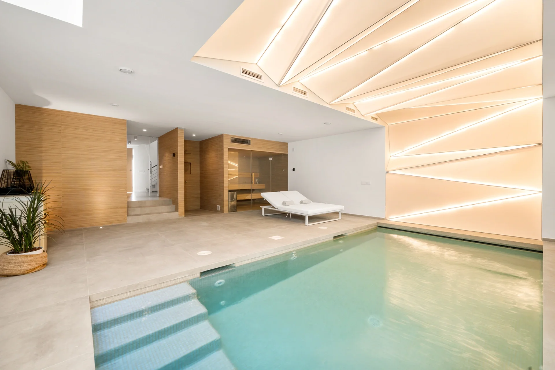 Contemporary Beachfront Villa with Panoramic Sea Views on the New Golden Mile — photo 6