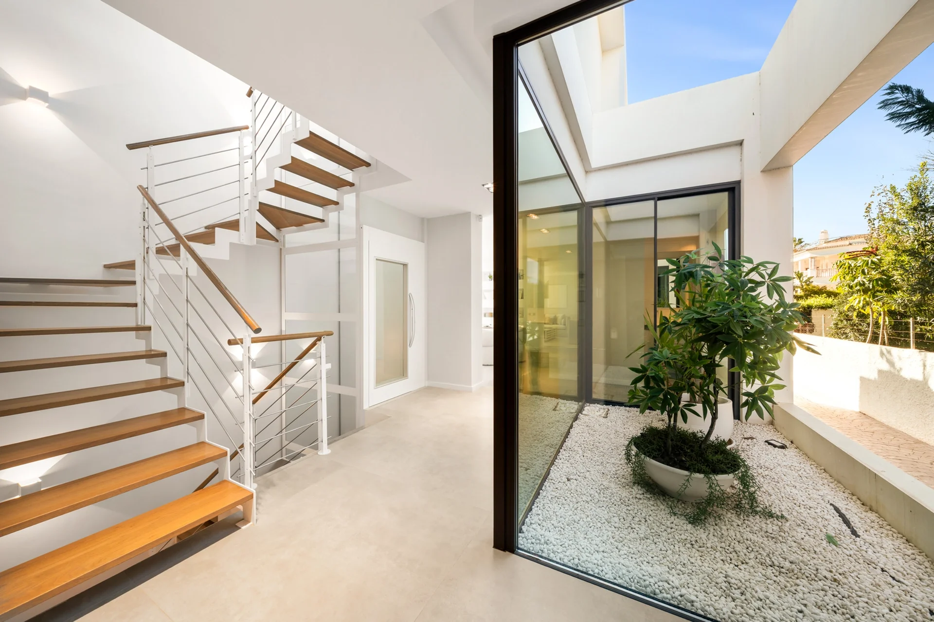 Contemporary Beachfront Villa with Panoramic Sea Views on the New Golden Mile — photo 17