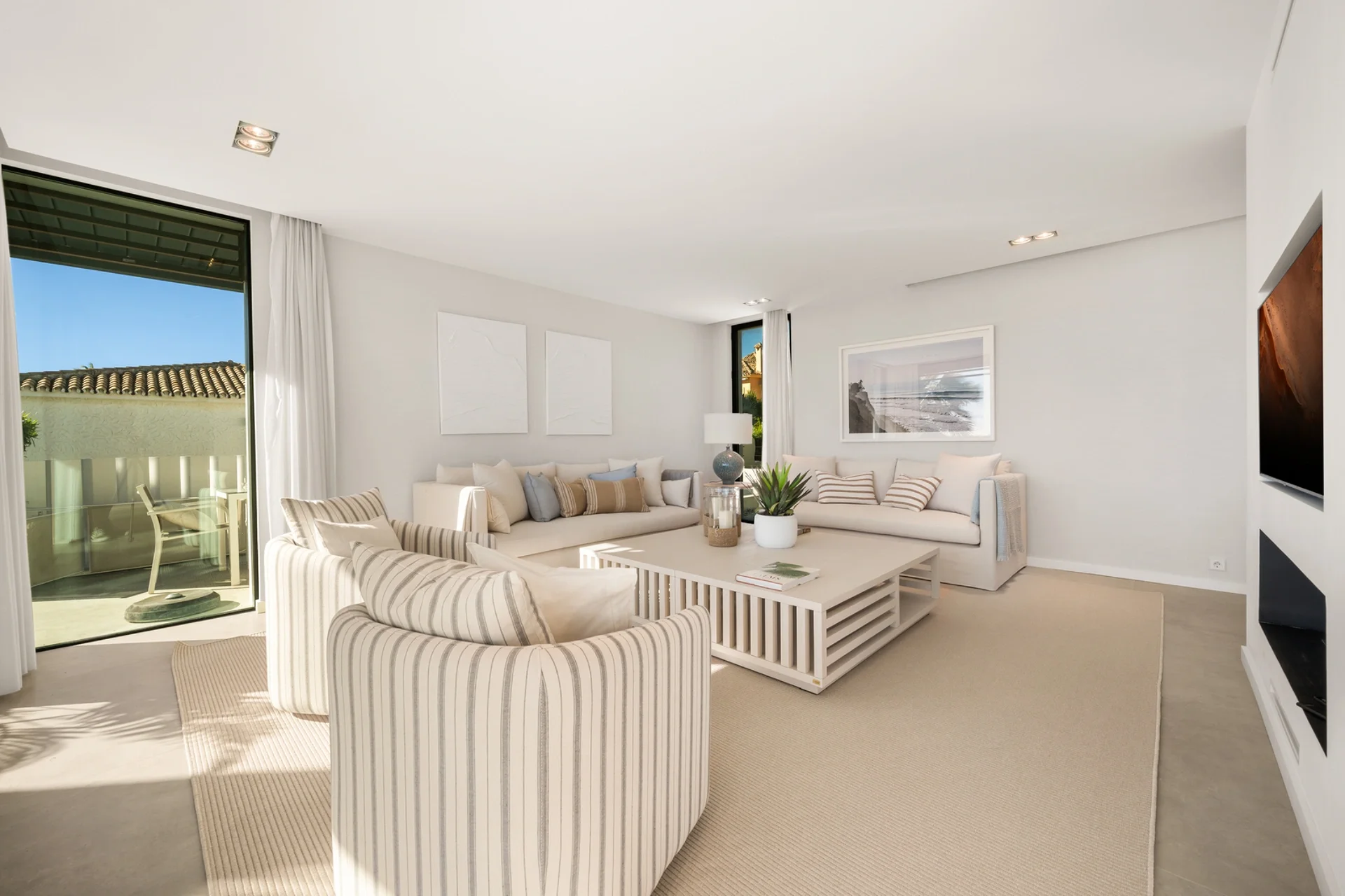 Contemporary Beachfront Villa with Panoramic Sea Views on the New Golden Mile — photo 9