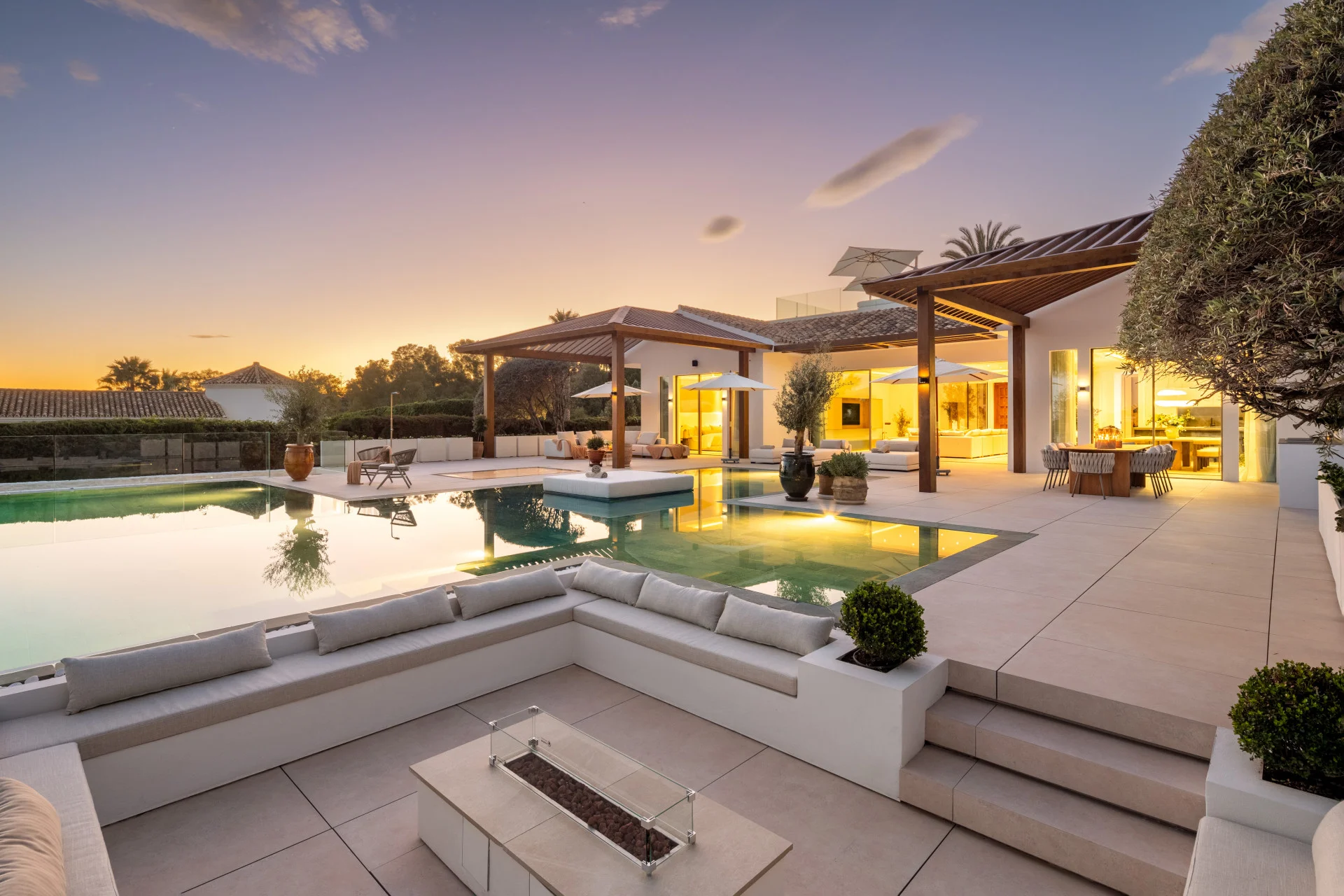 Frontline Golf Luxury Villa with Sea Views in Nueva Andalucía — photo 25