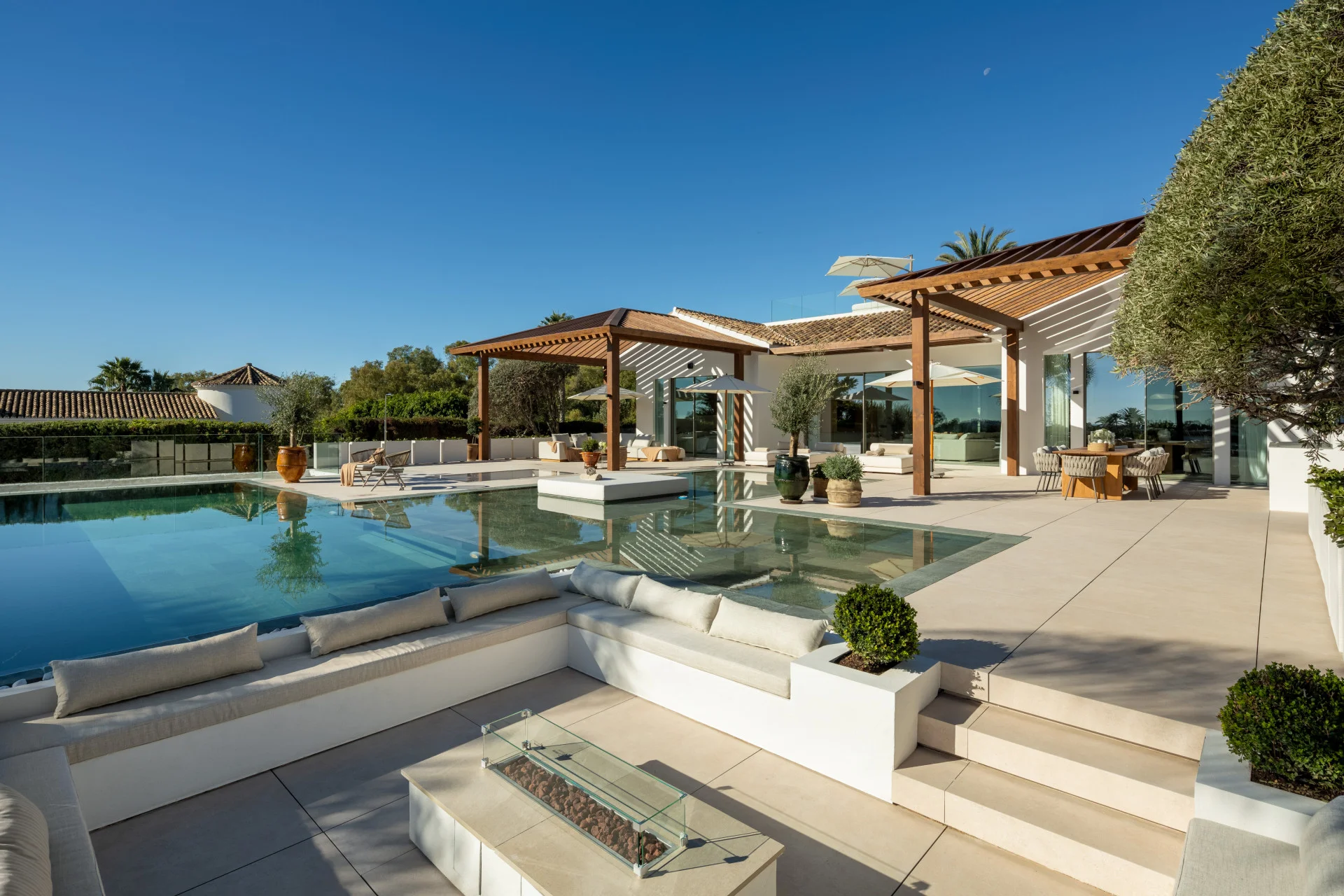 Frontline Golf Luxury Villa with Sea Views in Nueva Andalucía — photo 19