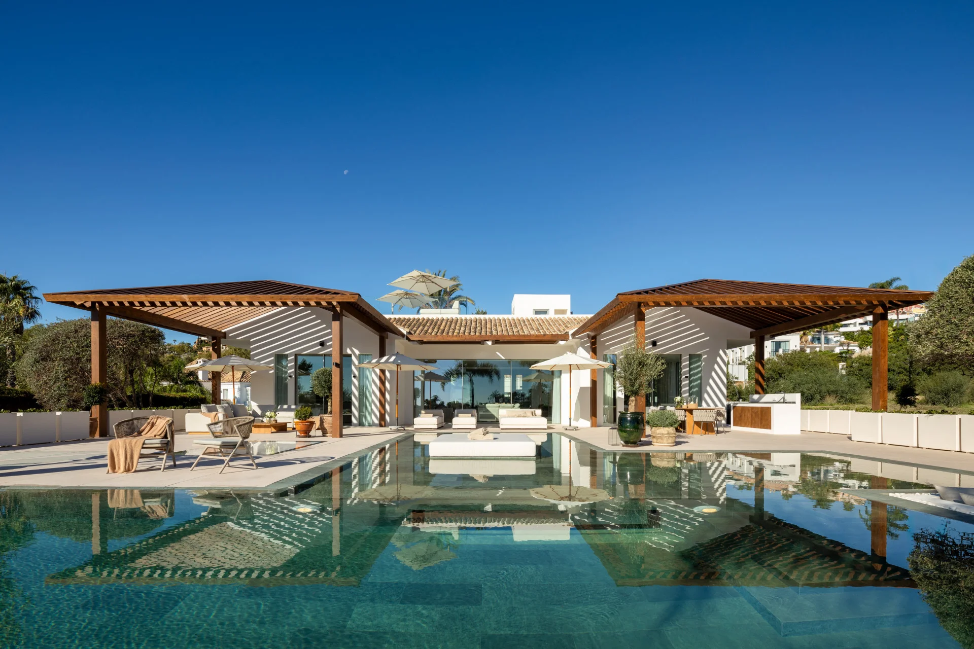 Frontline Golf Luxury Villa with Sea Views in Nueva Andalucía — photo 14