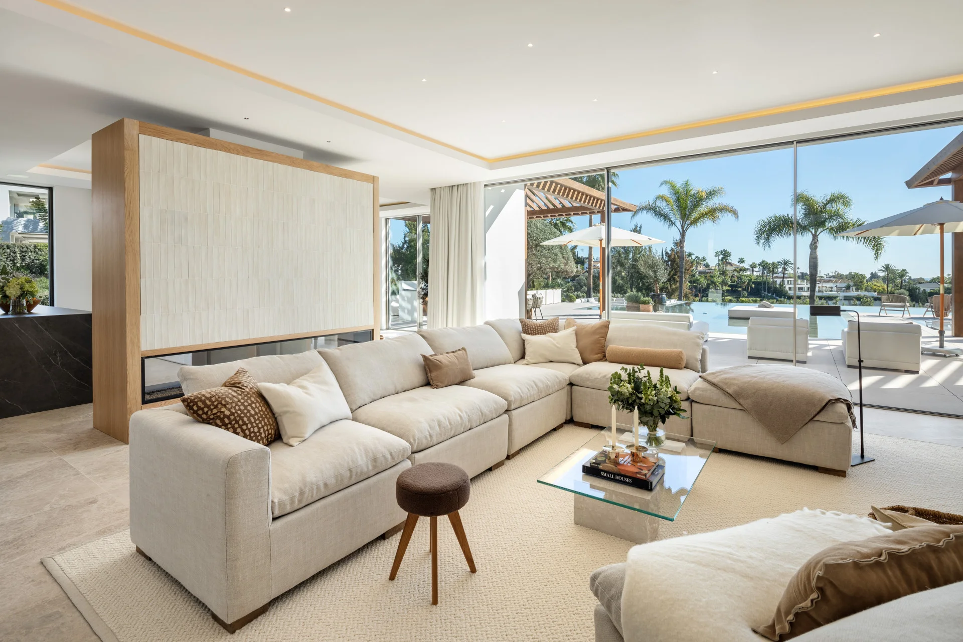 Frontline Golf Luxury Villa with Sea Views in Nueva Andalucía — photo 13