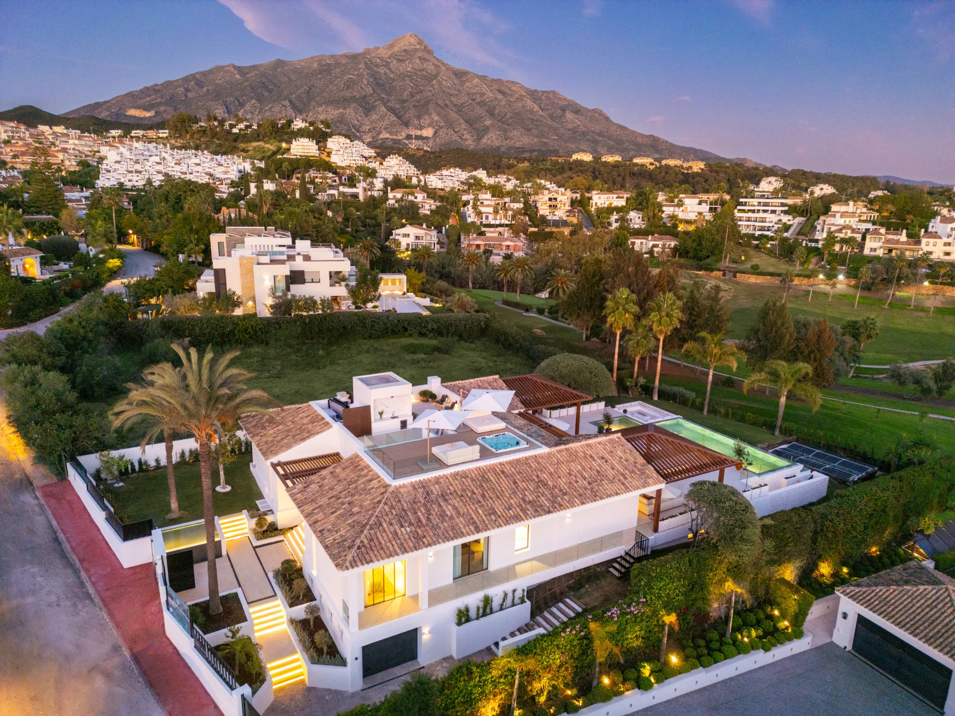 Frontline Golf Luxury Villa with Sea Views in Nueva Andalucía — photo 18