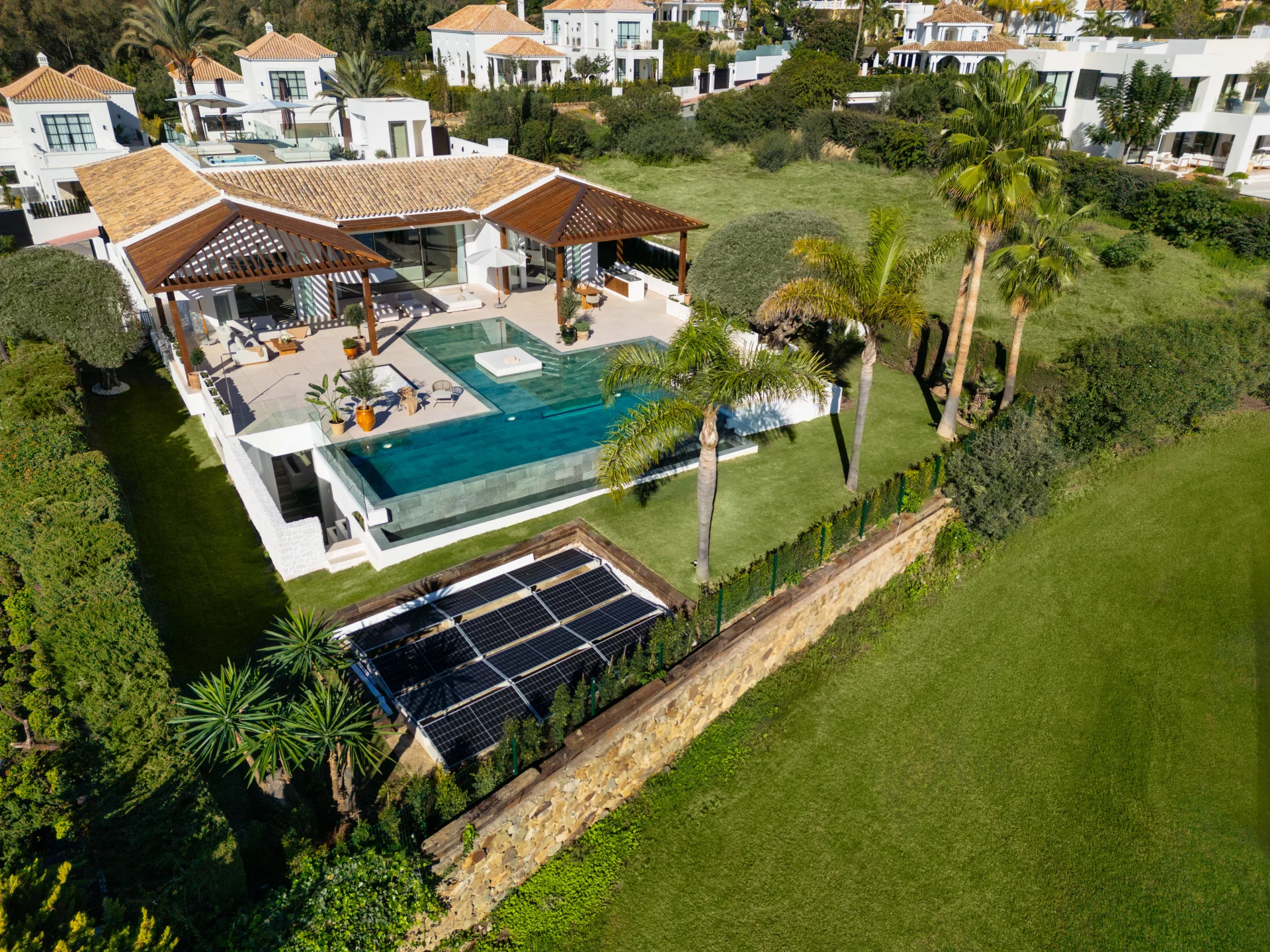 Frontline Golf Luxury Villa with Sea Views in Nueva Andalucía — photo 8