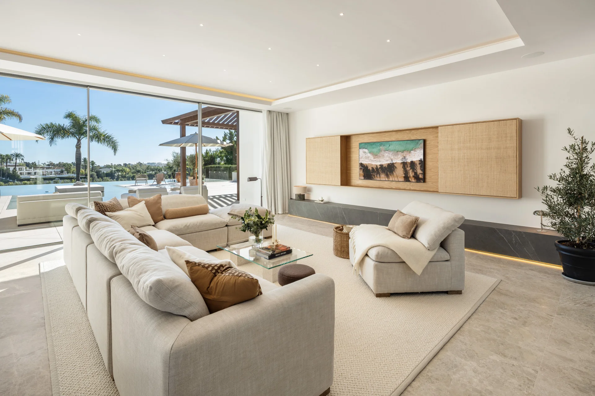 Frontline Golf Luxury Villa with Sea Views in Nueva Andalucía — photo 4
