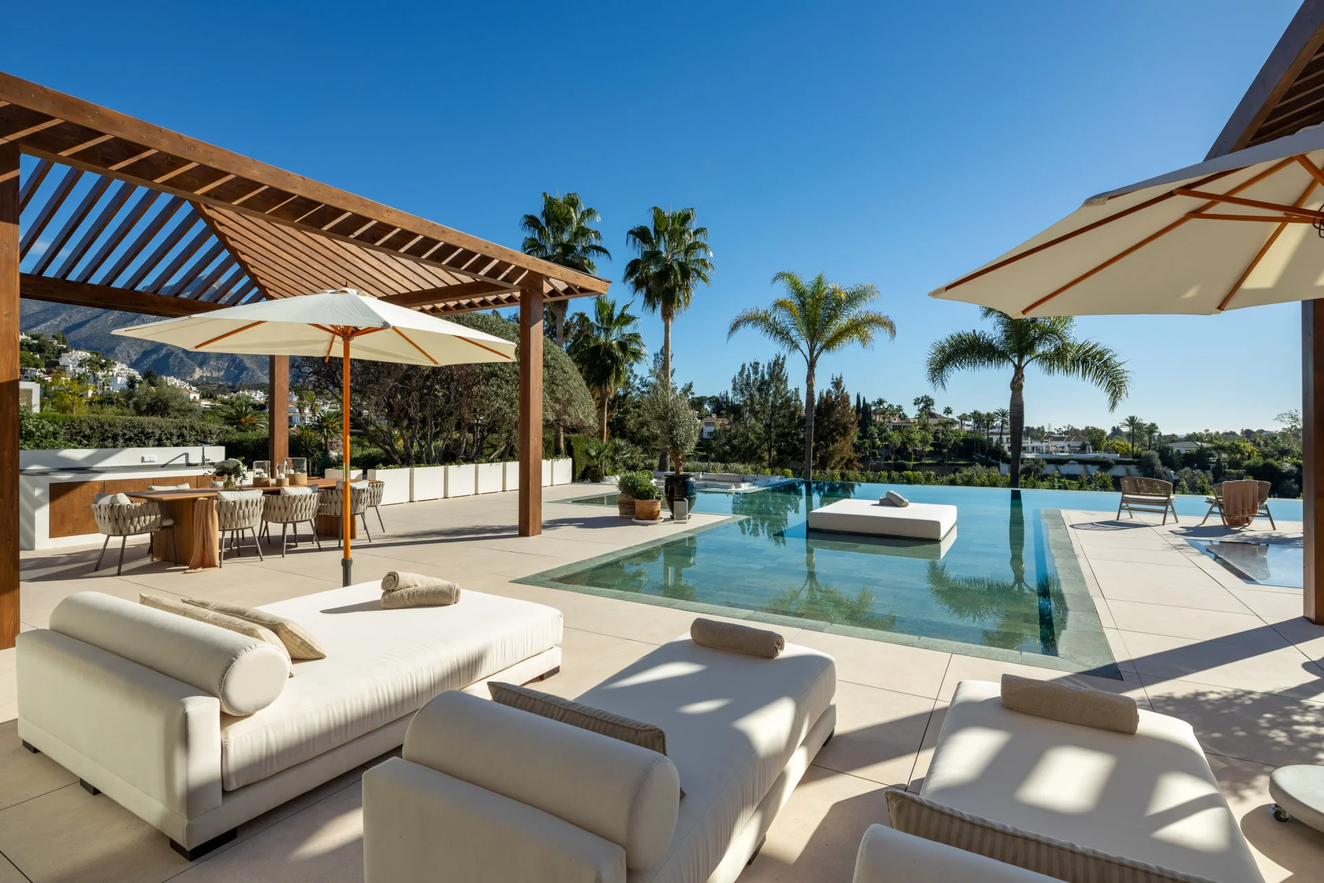 Frontline Golf Luxury Villa with Sea Views in Nueva Andalucía — photo 15