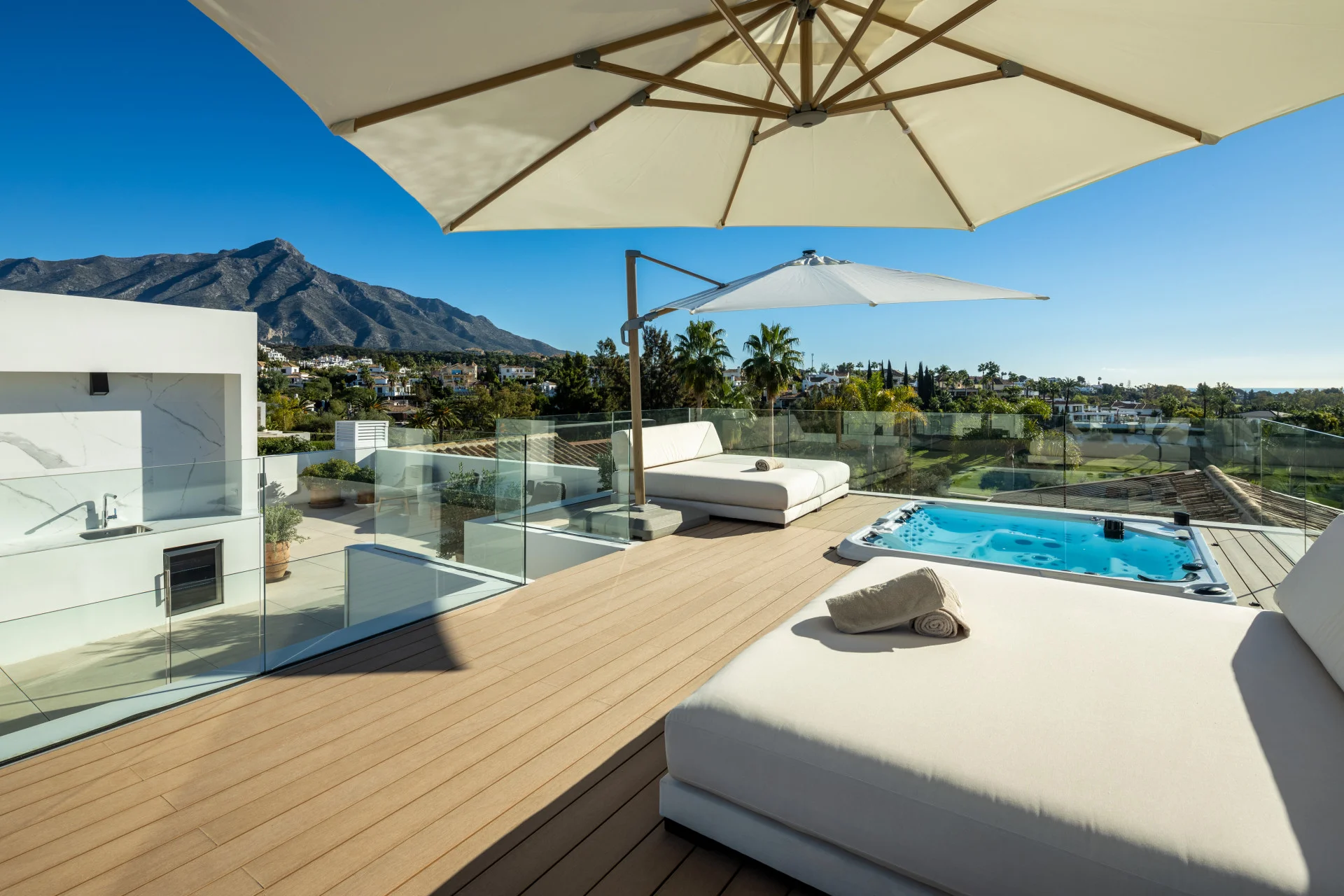 Frontline Golf Luxury Villa with Sea Views in Nueva Andalucía — photo 22