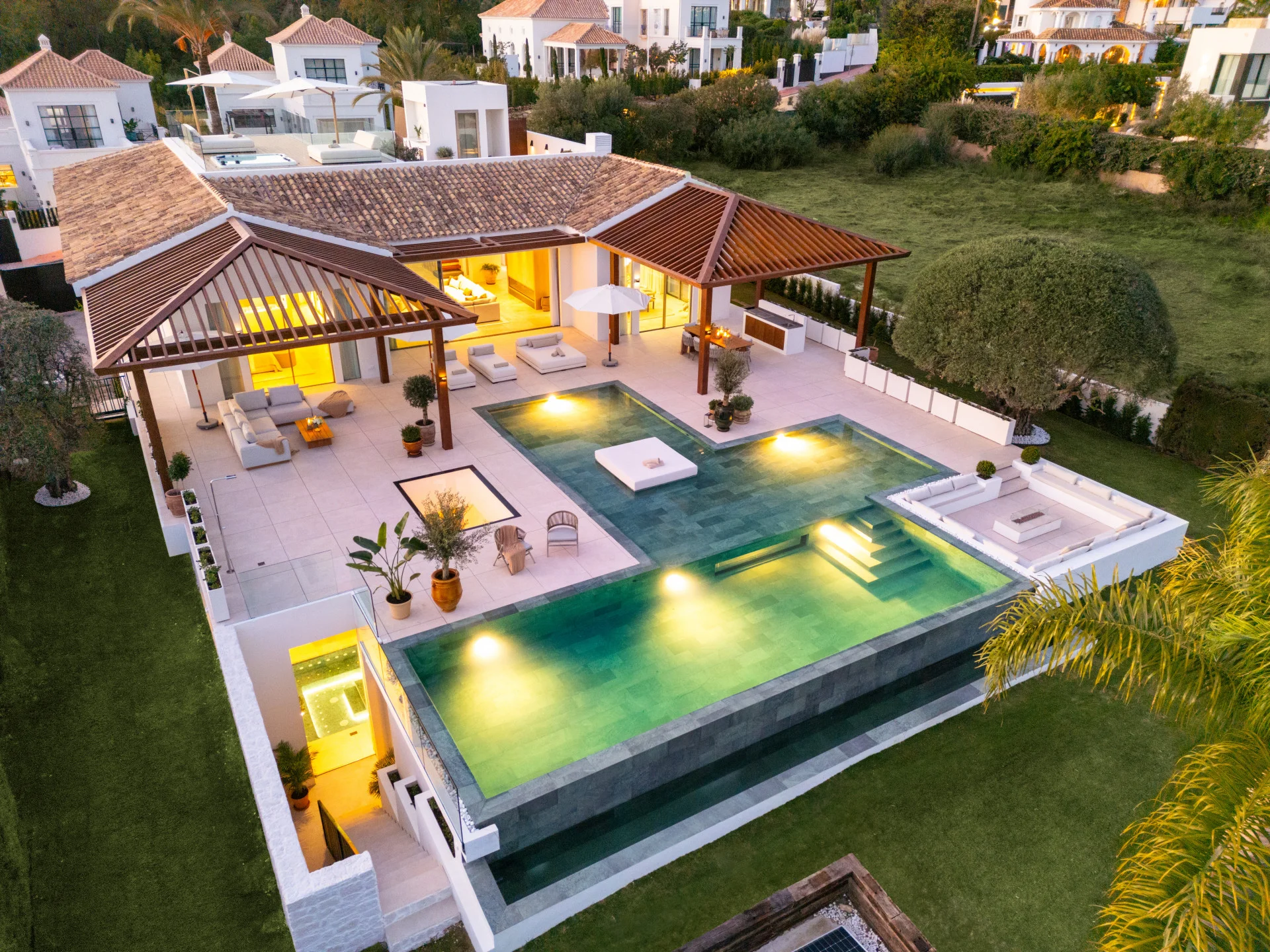 Frontline Golf Luxury Villa with Sea Views in Nueva Andalucía — photo 5