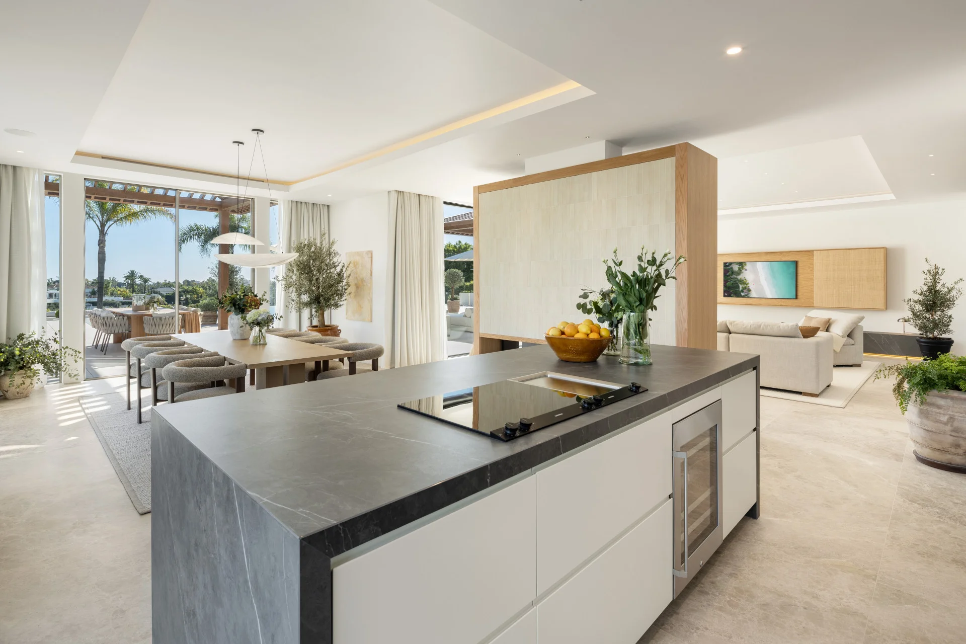 Frontline Golf Luxury Villa with Sea Views in Nueva Andalucía — photo 17